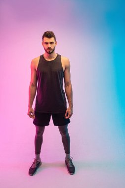 Stüdyodaki kendine güvenen Avrupalı genç adam