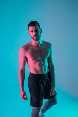 Çıplak spor gövdeli atletik Avrupalı bir adam.