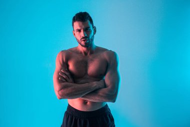 Kollarını kavuşturmuş kendinden emin Avrupalı atletik adam