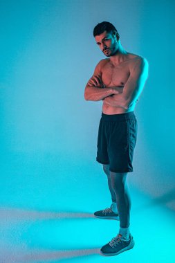 Kollarını kavuşturmuş kendinden emin Avrupalı atletik adam