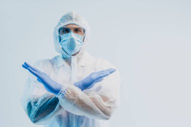 Avrupalı erkek doktor stüdyoda hareket göstermiyor