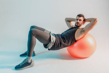 Sporcu fitness topunda şınav çeker.