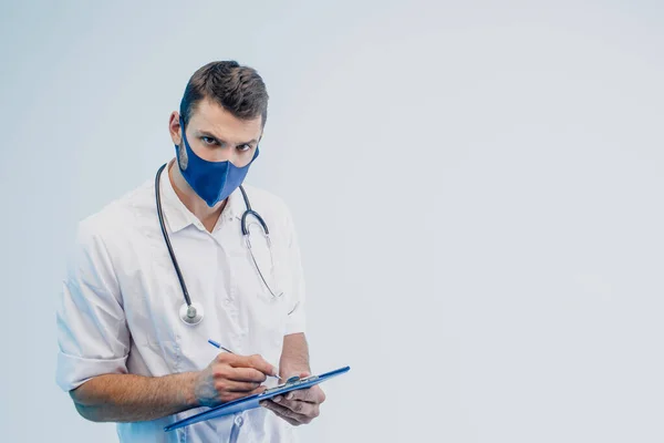 Europeu médico masculino escrever algo na área de transferência — Fotografia de Stock