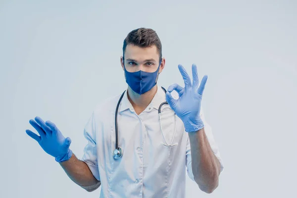 Europeu médico masculino mostrando Ok gesto em estúdio — Fotografia de Stock