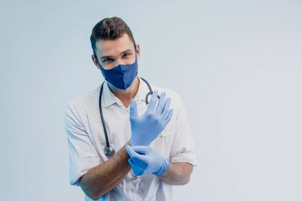 Europeu médico masculino colocando luvas de látex em — Fotografia de Stock