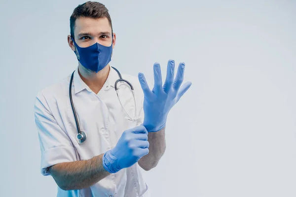 Europeu médico masculino colocando luvas de látex em — Fotografia de Stock