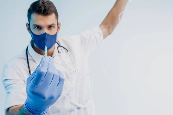 European male doctor showing syringe in studio — Stock Photo, Image