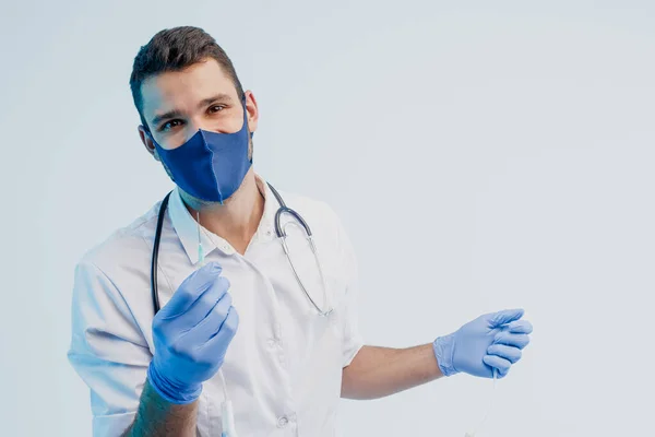 Médico europeu mostrando seringa em estúdio — Fotografia de Stock