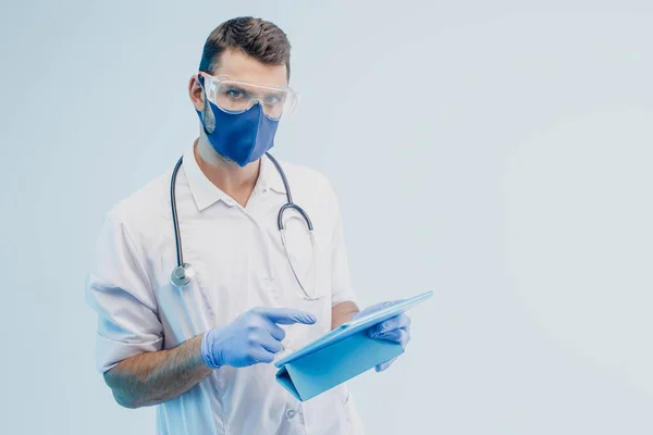 Médico europeu masculino com tablet digital em estúdio — Fotografia de Stock