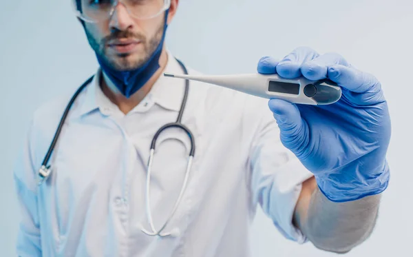 Médico masculino mostrando termômetro digital no braço — Fotografia de Stock