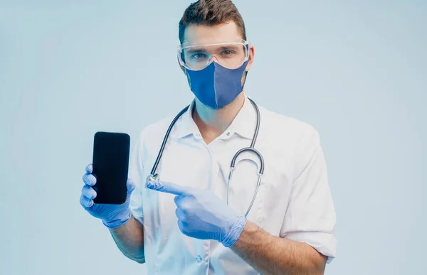 Europeu médico masculino mostrando telefone móvel na mão — Fotografia de Stock
