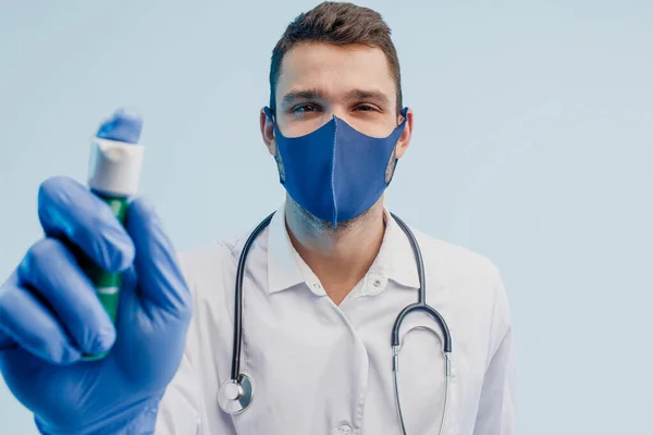 Europeu médico masculino mostrando inalador no estúdio — Fotografia de Stock