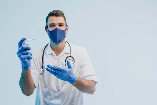 Europeu médico masculino mostrando inalador no estúdio — Fotografia de Stock