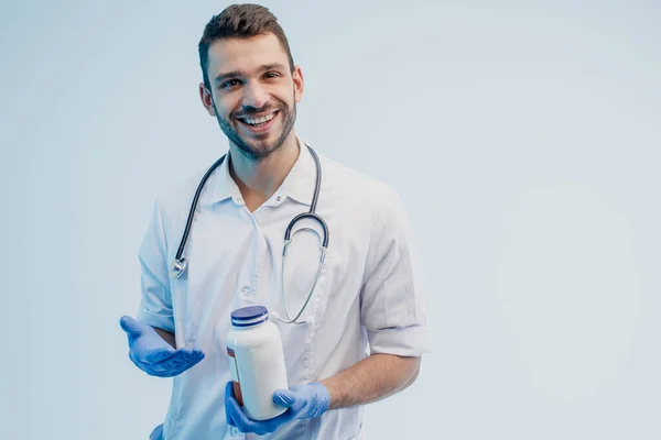 Europeu médico masculino mostrando garrafa de pílulas — Fotografia de Stock