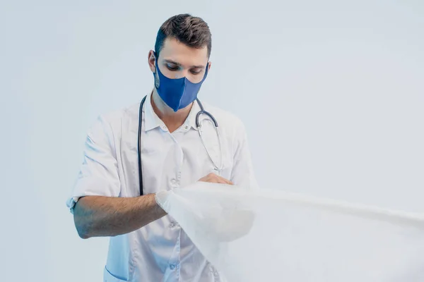 Médico masculino embrulhando bandagem médica na mão — Fotografia de Stock