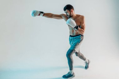 Konsantre Avrupalı boksör stüdyoda boks yapıyor