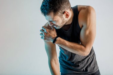 Üzgün genç sporcu omzunda acı hissediyor.