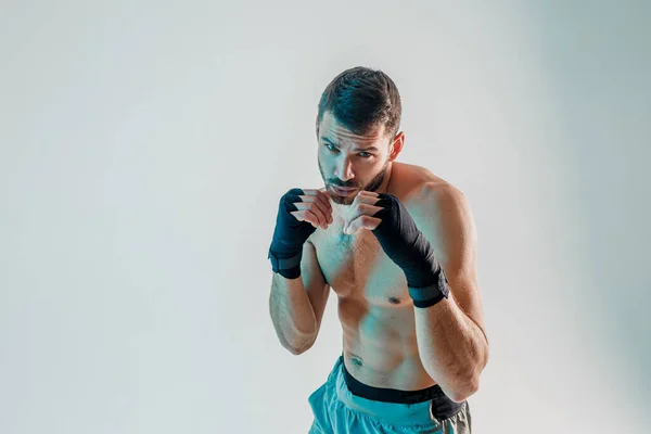 Joven boxeador europeo barbudo es boxeo en estudio — Foto de Stock
