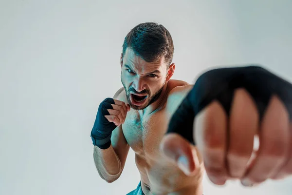 Saldırgan genç sakallı Avrupalı boksör boks yapıyor. — Stok fotoğraf