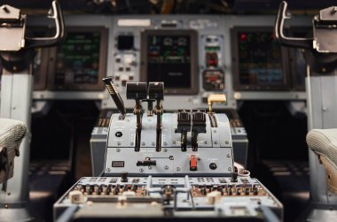 Modern yolcu uçağı jetinde pilot kabini