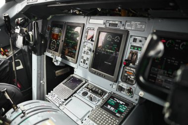Pilot kabini yolcu uçağının içi