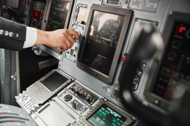 Yolcu uçağının erkek pilot dönüş düğmesi