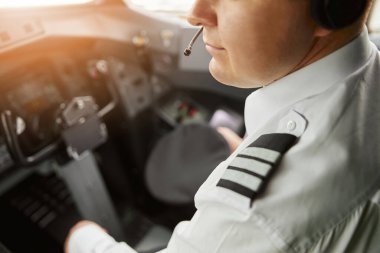 Yolcu uçağının kokpitinde erkek pilot.