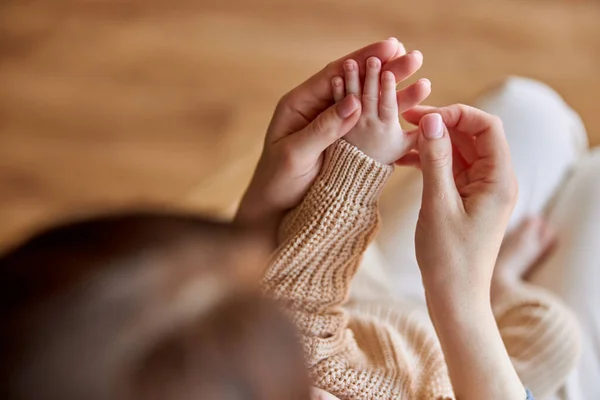 Madre tocando la pequeña mano de su bebé recién nacido —  Fotos de Stock