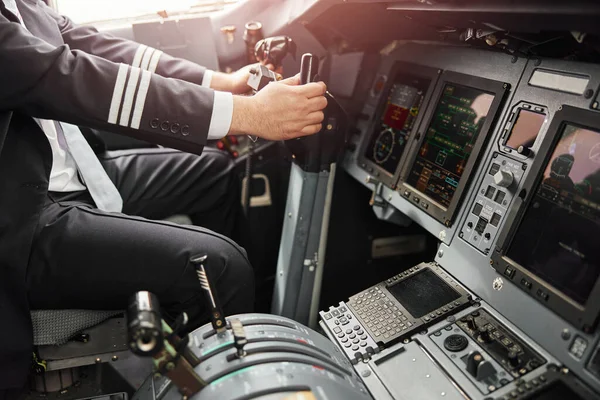 Erkek pilot uçmak için direksiyon kullan