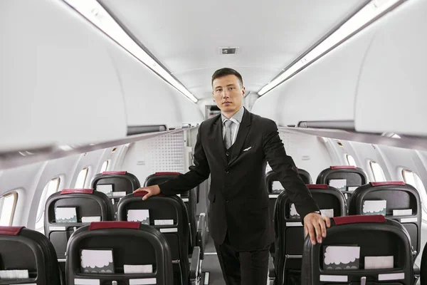 Letuška v kabině pro cestující letounu — Stock fotografie