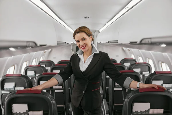 Hostess in cabina passeggeri del jet aereo — Foto Stock