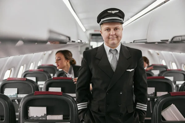 Pilot a letušky v kabině pro cestující letadla — Stock fotografie