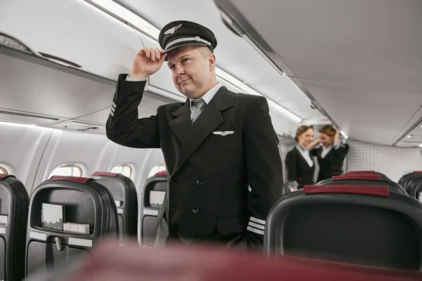 Pilot v kabině pro cestující moderního tryskového letadla — Stock fotografie