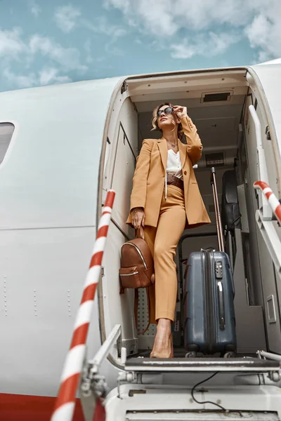 Empresaria ir con equipaje a escalera desde el avión — Foto de Stock