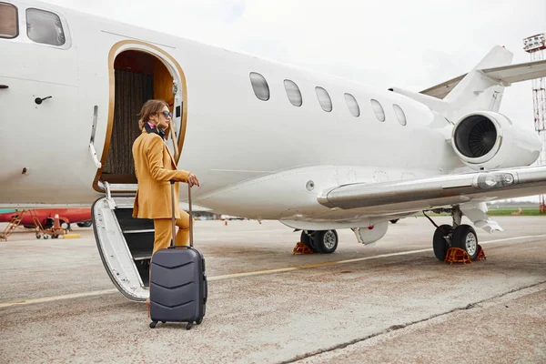 Empresária subindo na escada do avião — Fotografia de Stock