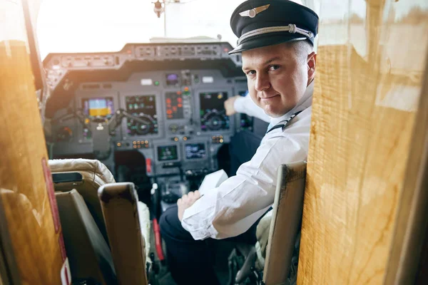 Männlicher Pilot im Cockpit eines Passagierflugzeugs — Stockfoto