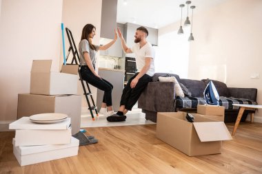 Avrupalı çiftler yeni evlerinde beşlik atıyorlar