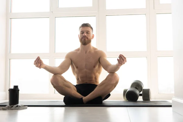 Deportista europeo practicando yoga en colchoneta de fitness — Foto de Stock
