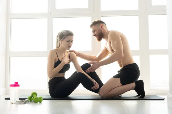 Entrenador de fitness y mujer cansada con dolor cardíaco — Foto de Stock