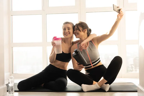 Frauen machen Selfie mit Handy auf Fitnessmatte — Stockfoto