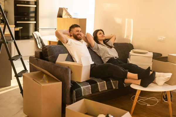 Щаслива пара сидить на дивані вдома — стокове фото