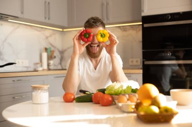 Dilini çıkaran ve biberle dalga geçen bir adam.