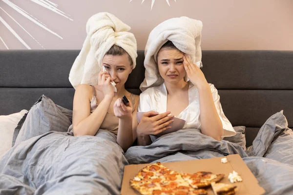 Lányok fekszenek az ágyon, TV-t néznek vagy filmet néznek és sírnak — Stock Fotó