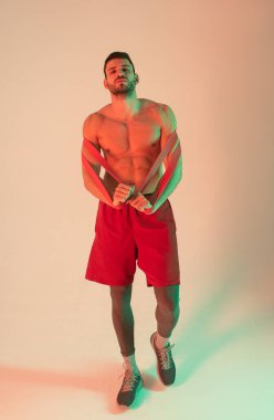 Direniş bantlı genç Avrupalı sporcu