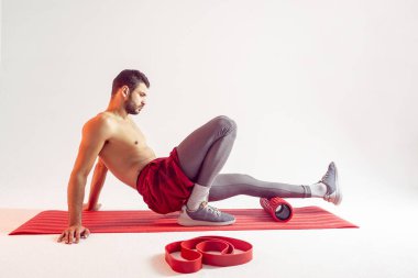 Avrupalı sporcu fitness paspası üzerinde egzersiz yapıyor