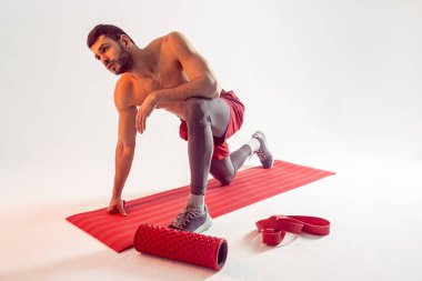 Avrupalı sporcu fitness paspası üzerinde egzersiz yapıyor