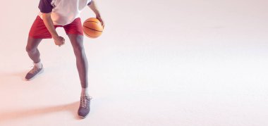 Basketbol oynayan bir adamın kısmi görüntüsü