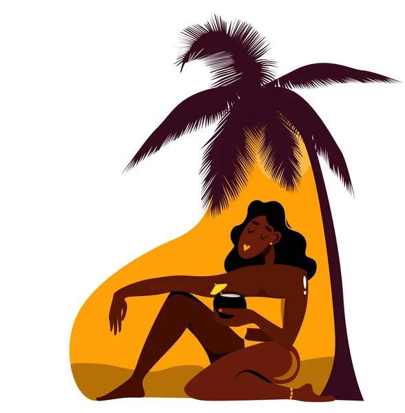 Bela mulher africana descansando sob uma palmeira com um coquetel em um coco. Ilustração vetorial sobre fundo amarelo — Vetor de Stock