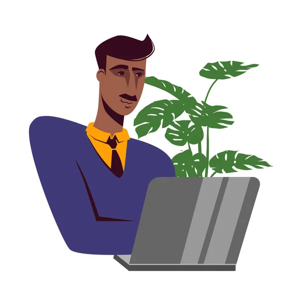 Um homem de pele escura bigode adulto em uma gravata e uma camisola está digitando em um laptop. Perto está uma planta. Ilustração vetorial isolada sobre fundo branco. —  Vetores de Stock