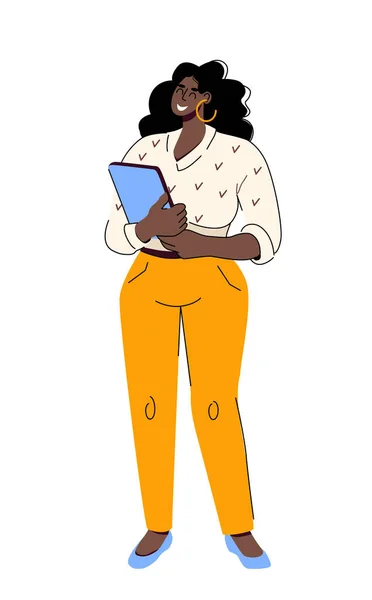 Afroamericana feliz mujer de negocios está de pie con una tableta en sus manos. Modelo de talla grande. Ilustración vectorial aislada sobre fondo blanco — Vector de stock